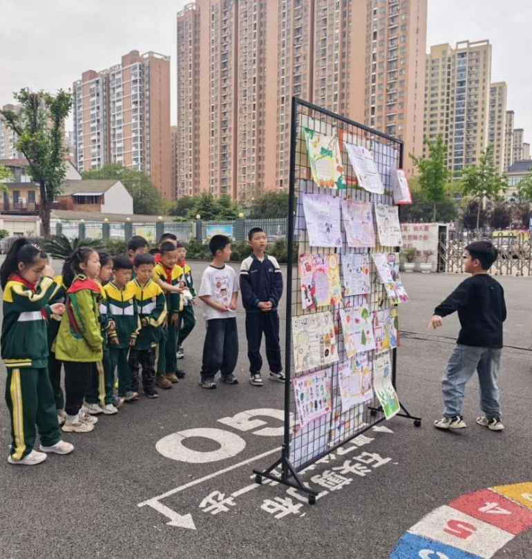 沔陽(yáng)小學(xué)前通路校區(qū)英語(yǔ)校園文化節(jié)賣(mài)起“快樂(lè)情懷”